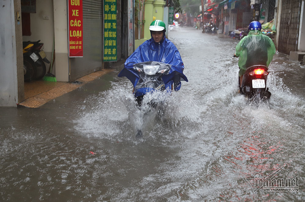 Phố Hà Nội ngập nước cuồn cuộn, xế hộp băng băng rẽ sóng-2