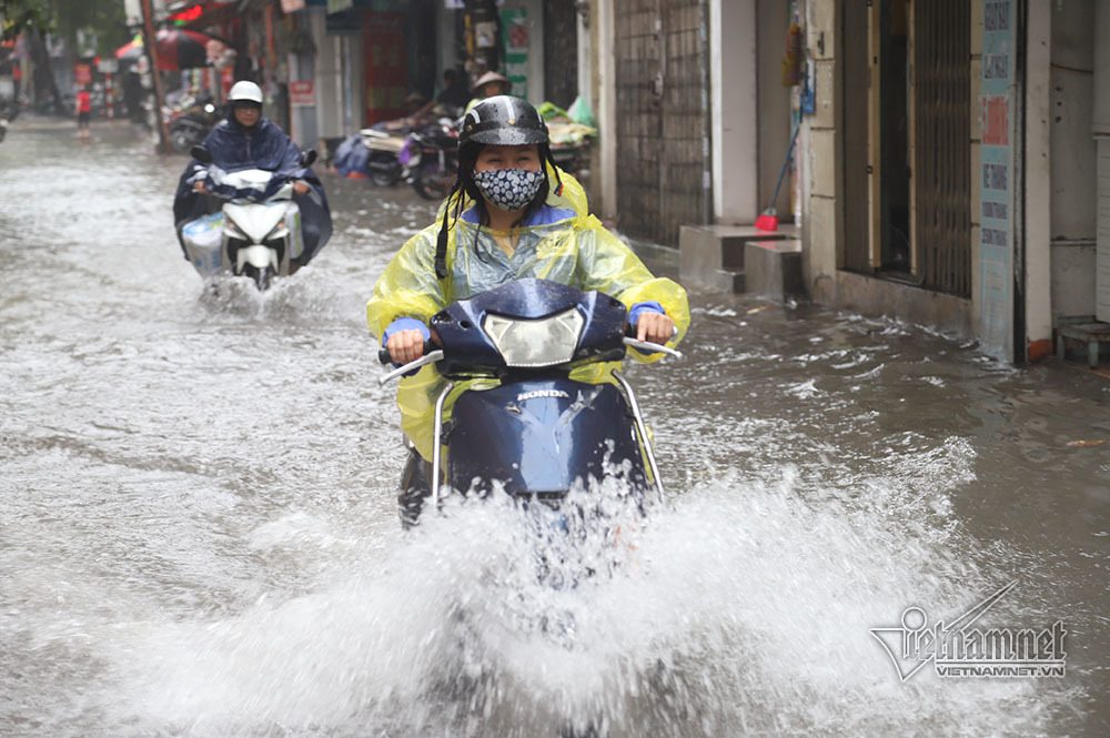 Phố Hà Nội ngập nước cuồn cuộn, xế hộp băng băng rẽ sóng-3