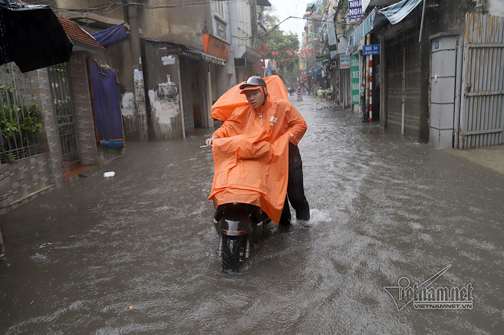 Phố Hà Nội ngập nước cuồn cuộn, xế hộp băng băng rẽ sóng-5
