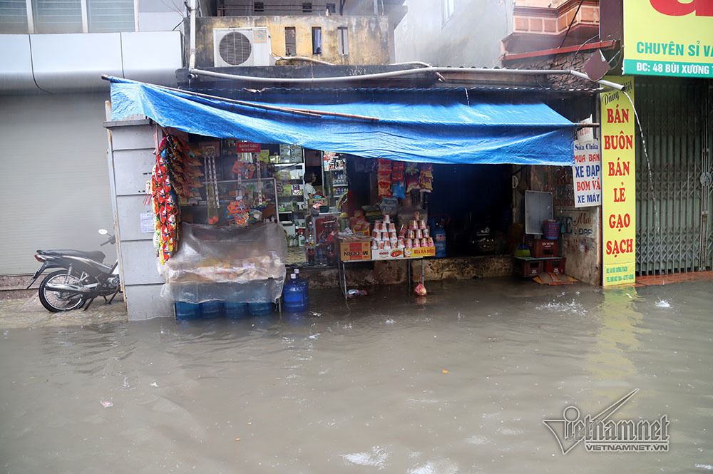 Phố Hà Nội ngập nước cuồn cuộn, xế hộp băng băng rẽ sóng-8