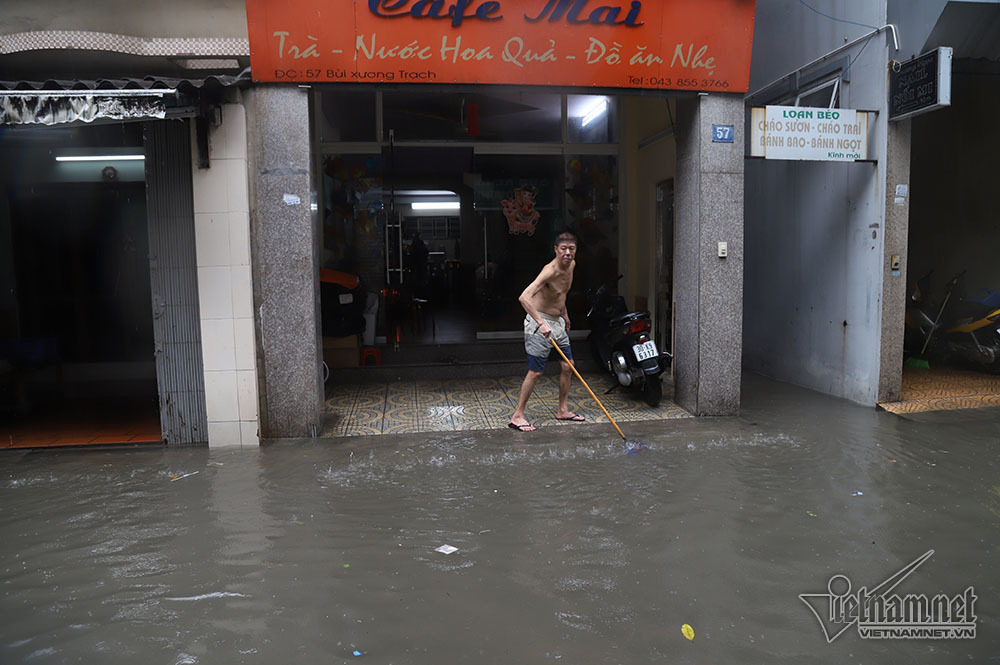 Phố Hà Nội ngập nước cuồn cuộn, xế hộp băng băng rẽ sóng-9
