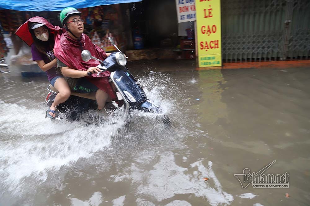 Phố Hà Nội ngập nước cuồn cuộn, xế hộp băng băng rẽ sóng-11
