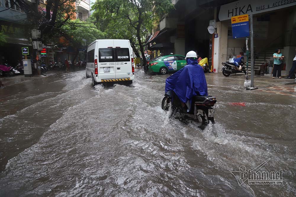 Phố Hà Nội ngập nước cuồn cuộn, xế hộp băng băng rẽ sóng-13