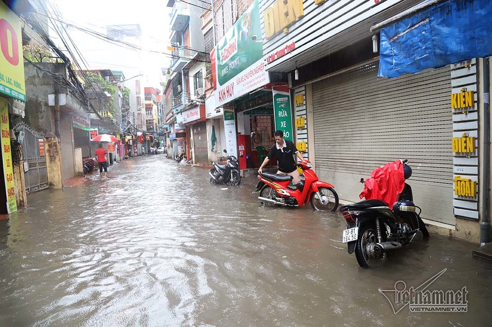 Phố Hà Nội ngập nước cuồn cuộn, xế hộp băng băng rẽ sóng-10
