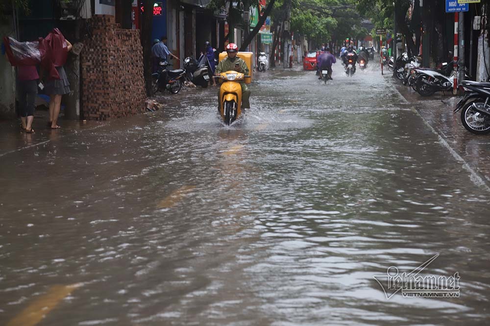 Phố Hà Nội ngập nước cuồn cuộn, xế hộp băng băng rẽ sóng-16