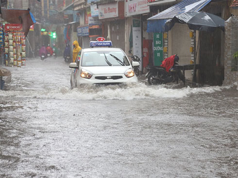 Xe máy sụp ổ voi, bốc khói khi qua biển nước trên đường vành đai 2-1