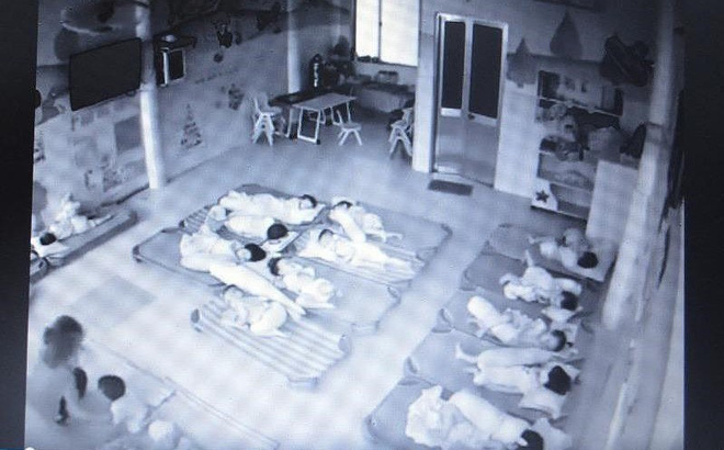 Phát hiện mũi và áo con có vết máu, mẹ xem camera thấy con bị cô tát rồi trùm chăn lên đầu-1