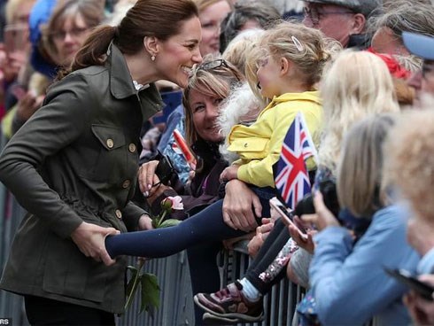 Dù đã làm mẹ nhưng khi có một em bé xuất hiện trong sự kiện, Meghan Markle lại có hành động 