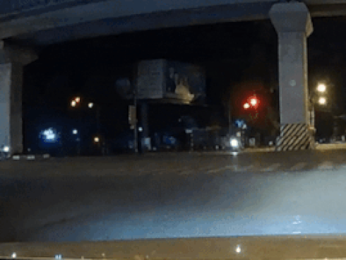 Vượt đèn đỏ, xe máy phóng tốc độ cao gây tai nạn nghiêm trọng