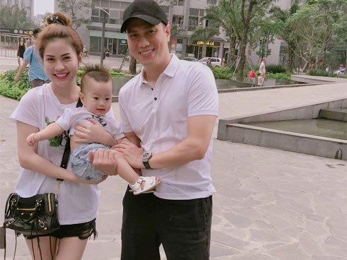 Bất lực một mình chăm con ốm đau, vợ cũ Việt Anh tâm sự: 