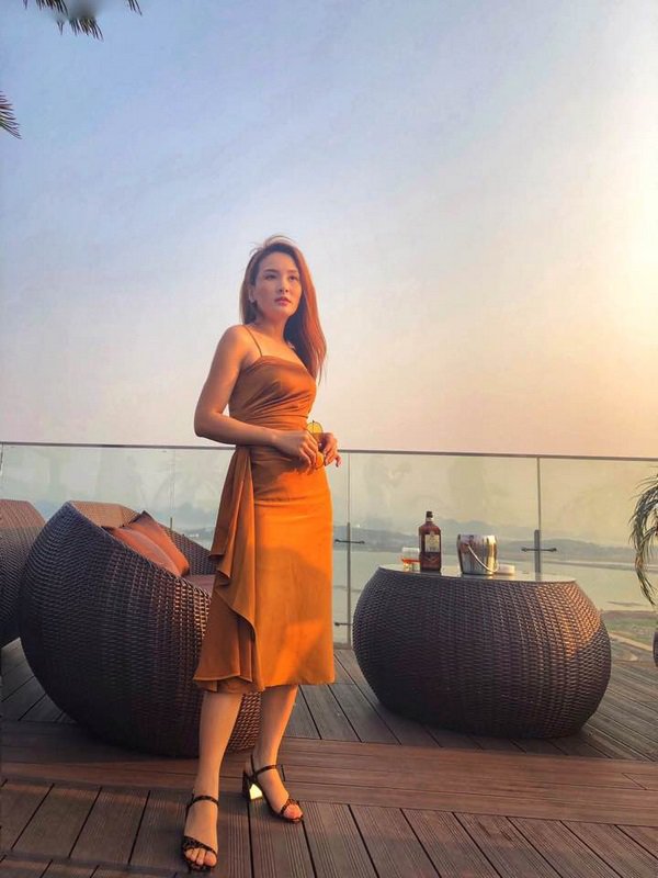 Diện một chiếc váy trễ vai, Thư trong Về nhà đi con khiến dân tình sốt sình sịch-7