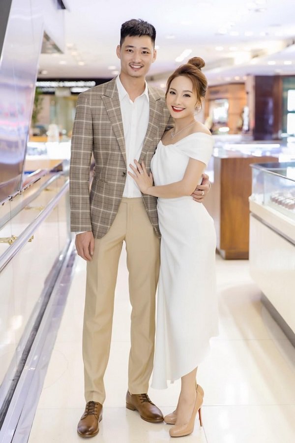 Diện một chiếc váy trễ vai, Thư trong Về nhà đi con khiến dân tình sốt sình sịch-8