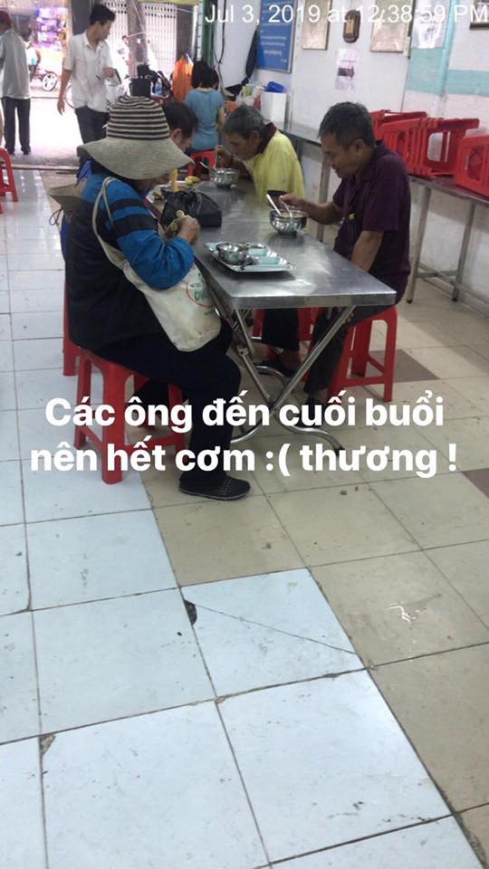 Ông cụ cầm 2.000 đồng vào quán từ thiện nhưng... hết cơm và hành động nghĩa tình của người Sài Gòn sau đó khiến dân mạng rơi nước mắt-2