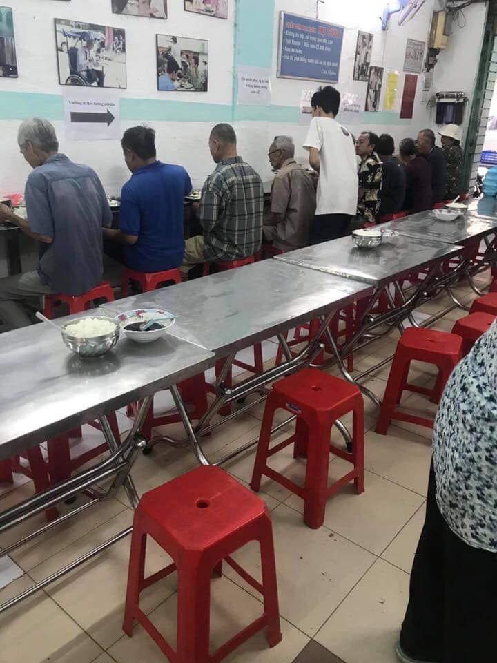 Ông cụ cầm 2.000 đồng vào quán từ thiện nhưng... hết cơm và hành động nghĩa tình của người Sài Gòn sau đó khiến dân mạng rơi nước mắt-3