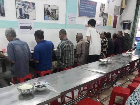 Ông cụ cầm 2.000 đồng vào quán từ thiện nhưng... hết cơm và hành động nghĩa tình của người Sài Gòn sau đó khiến dân mạng rơi nước mắt