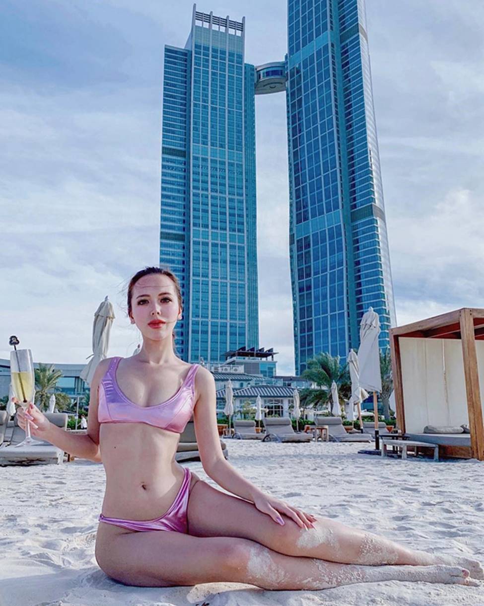 2 tiểu thư ngậm thìa vàng khoe body nóng bỏng hơn cả mùa hè-17