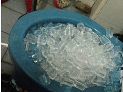 Mang giấm đổ vào nhà vệ sinh, tưởng phí của trời ai ngờ phát hiện tuyệt chiêu” bất ngờ-5