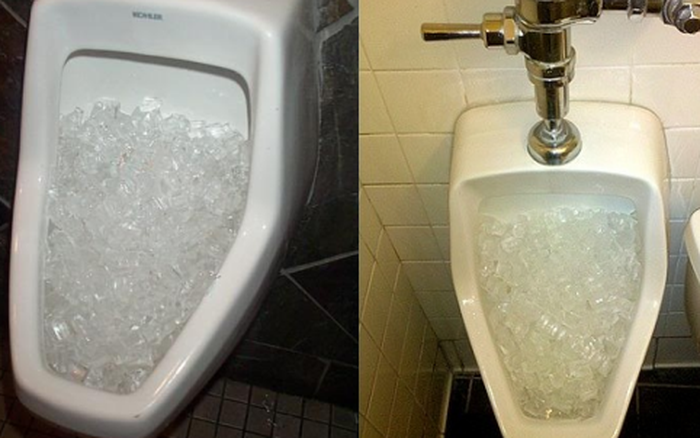 Đổ túi đá lạnh ngập bồn cầu, tưởng nghịch dại nhưng thấy kết quả ai cũng tròn mắt thán phục-1