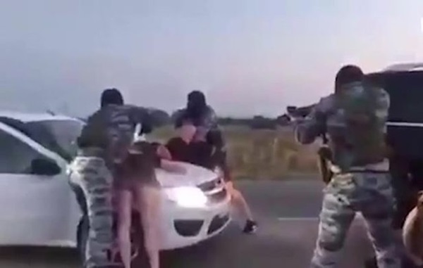 Cặp đôi bị cướp giữa đường, chàng trai bỗng quỳ xuống làm điều không ai tin nổi-1