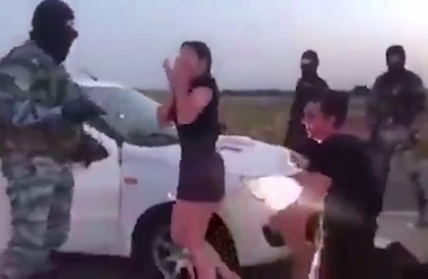 Cặp đôi bị cướp giữa đường, chàng trai bỗng quỳ xuống làm điều không ai tin nổi-2