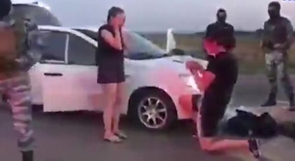 Cặp đôi bị cướp giữa đường, chàng trai bỗng quỳ xuống làm điều không ai tin nổi-3