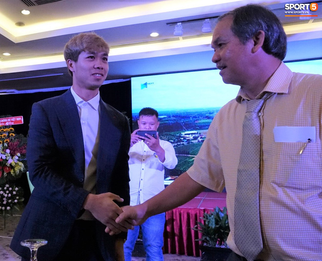 Bầu Đức: Công Phượng đi châu Âu dự bị 1 năm không sao, ở Việt Nam đá mãi cũng chẳng vô địch được-1