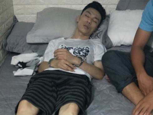 Bị xe tải lùi trúng, cô gái cố thủ trên xe đạp điện, thi gan với tài xế-2