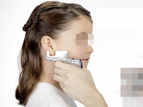 Đã có trẻ suýt chết do bấm lỗ tai, chuyên gia nhắc cha mẹ đừng quên điều này trước khi muốn làm đẹp cho con