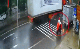 Bị xe tải lùi trúng, cô gái cố thủ trên xe đạp điện, thi gan với tài xế-1