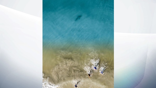 Ra bãi biển chụp ảnh flycam làm kỷ niệm, ông bố nhiếp ảnh gia không ngờ cứu cả gia đình thoát khỏi tử thần trong gang tấc-2