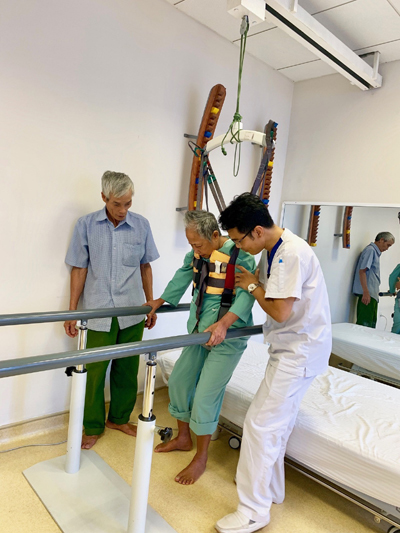 ‘Hồi sinh’ đôi chân cho cô bộ đội trong bức ảnh lịch sử 40 năm trước-4