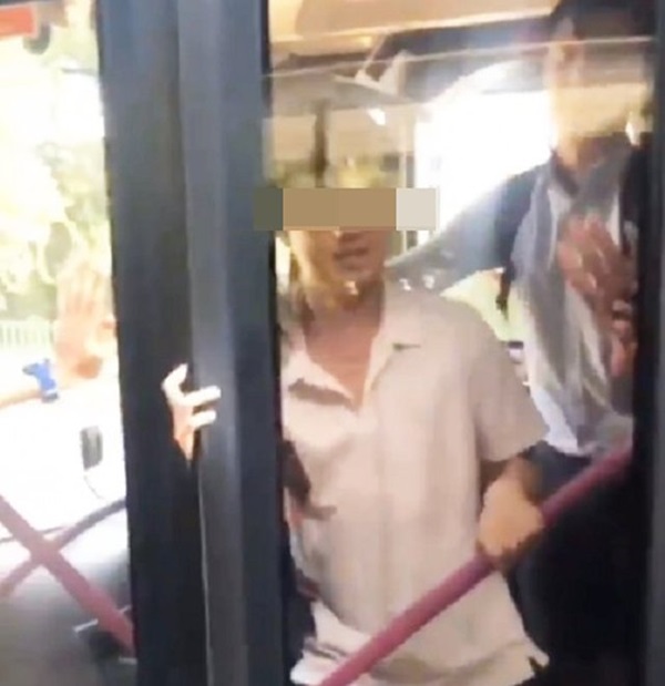 Kẻ biến thái tự sướng trước mặt cô gái trên xe buýt, chàng trai bên cạnh hành động không ngờ-2