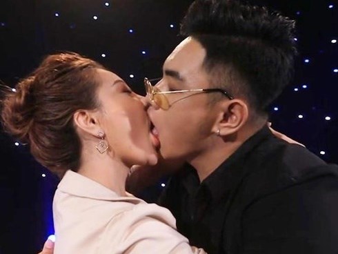 Mon 2K nói gì về nụ hôn gợi dục bị chỉ trích trong show hẹn hò?
