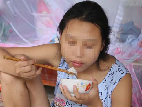 Cha bị tai nạn nguy kịch, bé trai 3 tuổi chỉ nhớ tên, ngồi khóc nức nở trong bệnh viện tìm người thân-4