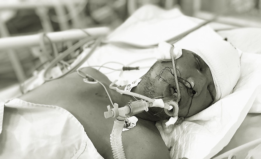 Cha bị tai nạn nguy kịch, bé trai 3 tuổi chỉ nhớ tên, ngồi khóc nức nở trong bệnh viện tìm người thân-1