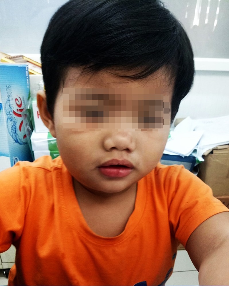 Cha bị tai nạn nguy kịch, bé trai 3 tuổi chỉ nhớ tên, ngồi khóc nức nở trong bệnh viện tìm người thân-2