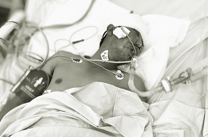 Cha bị tai nạn nguy kịch, bé trai 3 tuổi chỉ nhớ tên, ngồi khóc nức nở trong bệnh viện tìm người thân-3