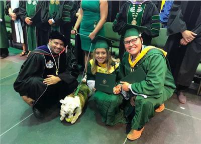 Mải mê chụp ảnh với đám bạn, nữ sinh vô ý bị chú chó Bull Anh cắn rách bằng tốt nghiệp-3