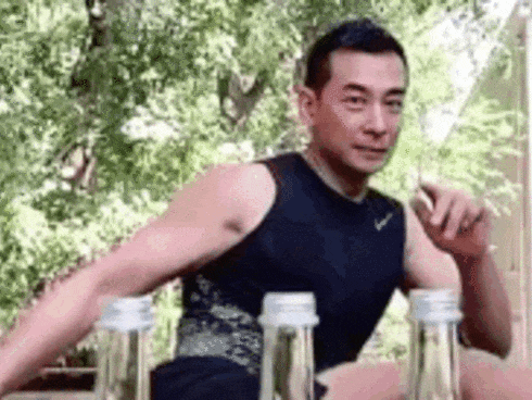 Tài tử phim Phong Vân tung một cú đá bật 3 nắp chai