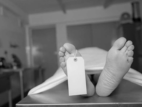 Người chết chơi khăm quan khách trong đám tang mình-1