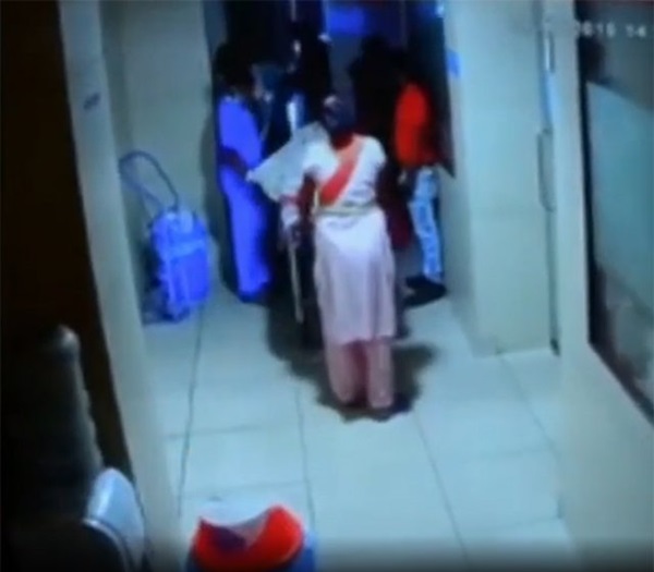 Đang làm đám tang thì thấy chân tay con trai cử động, gia đình phát hiện sự thật rợn người-1