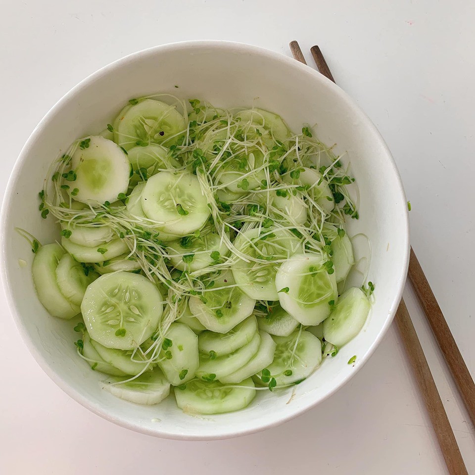 Chỉ 1 tô salad và uống nước chanh trong ngày, chế độ ăn ép cân này của Thúy Vi liệu có khoa học?-1