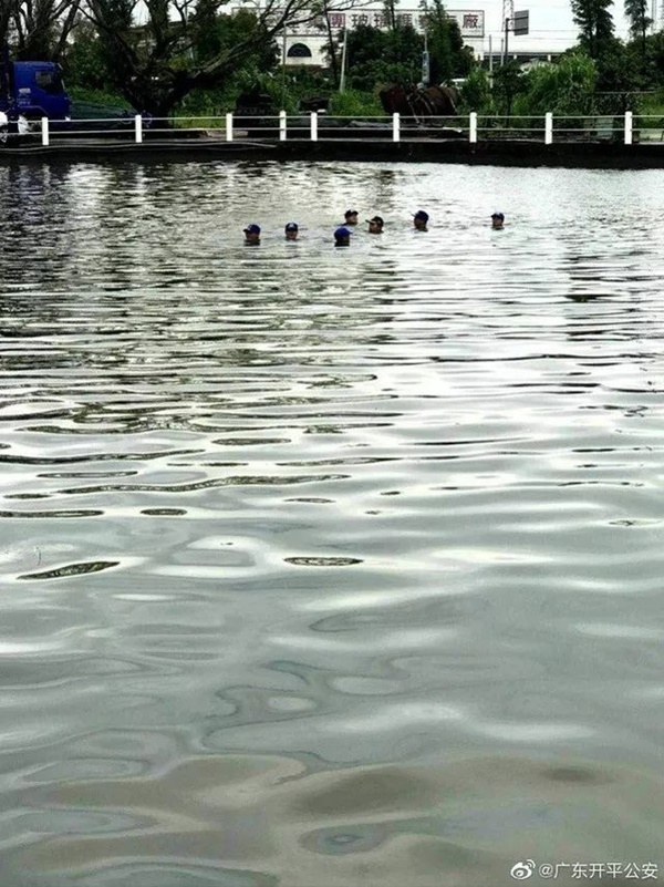 Đột ngột mất tích 2 ngày, thi thể bé trai 8 tuổi được tìm thấy trong hố xử lý nước thải và kẻ thủ ác chính là bố dượng của em-3