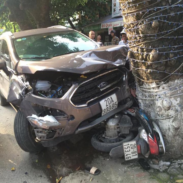 Clip: Xe điên gây tai nạn, húc văng 2 người đi xe máy trên đường ở Thái Nguyên-1
