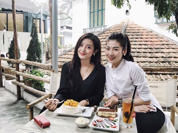 Giữa ồn ào Hoa hậu Đỗ Mỹ Linh lộ ảnh hôn trai quen giữa quán cafe, bức ảnh Á hậu Huyền My và Á hậu Tú Anh nối lại tình xưa bỗng gây bão-2