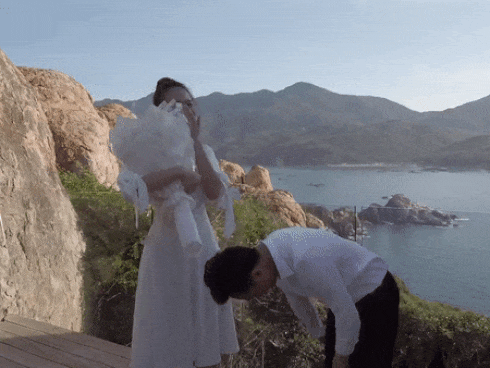 Clip: Đàm Thu Trang bật khóc khi được Cường Đô La bất ngờ cầu hôn và tặng hoa trên biển