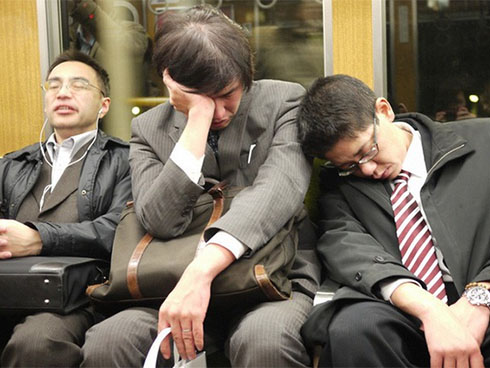 Nữ sinh bị 5 bạn học bạo hành tập thể đến nỗi máu me đầy mặt vì lý do nhỏ xíu, nhân chứng tại hiện trường tỏ thái độ dửng dưng-4