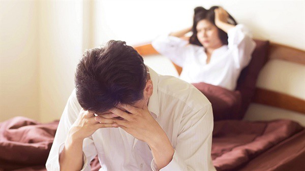 Tận mắt thấy vợ sắp cưới tình tứ với đàn ông lạ, anh bạn trai ghen tuông không nghe giải thích, hủy hôn luôn nhưng 1 tháng sau gặp lại thì điếng người-1