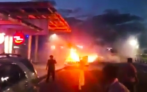 Xế hộp bất ngờ bốc cháy nghi ngút ở sân bay Đà Nẵng-1