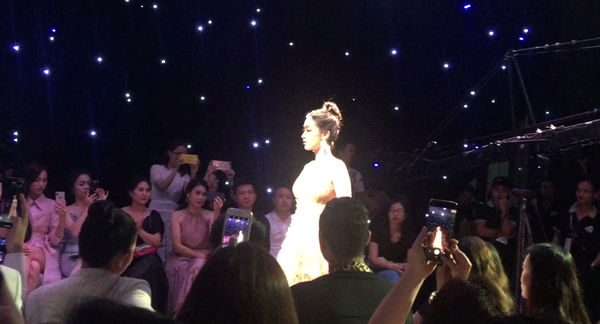 Đỗ Mỹ Linh lộ diện ngay sau khi bị bóc phốt người yêu, làm vedette thời trang tại Hà Nội-4